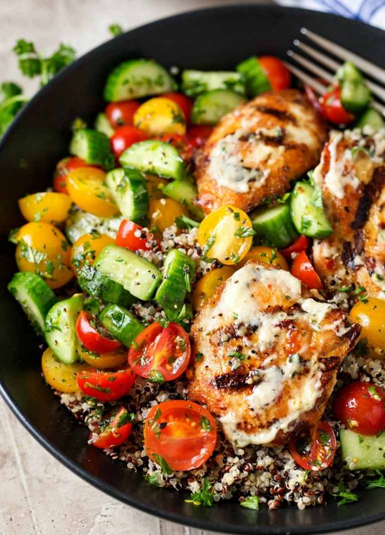 Uhorkový a cherry paradajkový šalát ako príloha ku kura