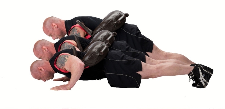 Kliky s vrecom s pieskom ako dodatočnou hmotnosťou bulharský vak-budovanie svalov-cvičenie-kliky