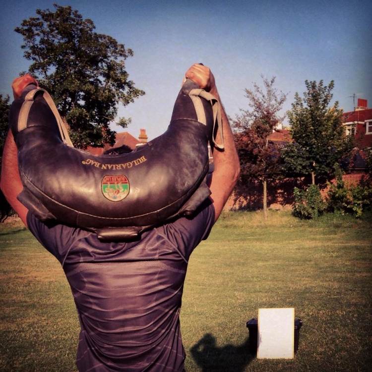 vďaka držadlám môžete vrece s pieskom pohodlne držať bulharské tašky-budovanie svalov-ľahké-držanie