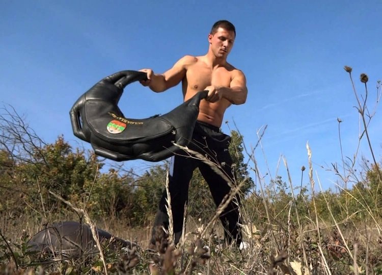 Ideálne pre hornú časť tela, ruky a ramená, ale aj žalúdok a nohy cvičenie s bulharským vreckom-budovanie svalov-koža