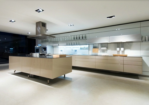 Bulthaup-moderná-kuchyňa-nerezový pult