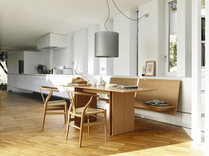 Stôl, kuchyňa, okno, svetlé povrchy z masívu