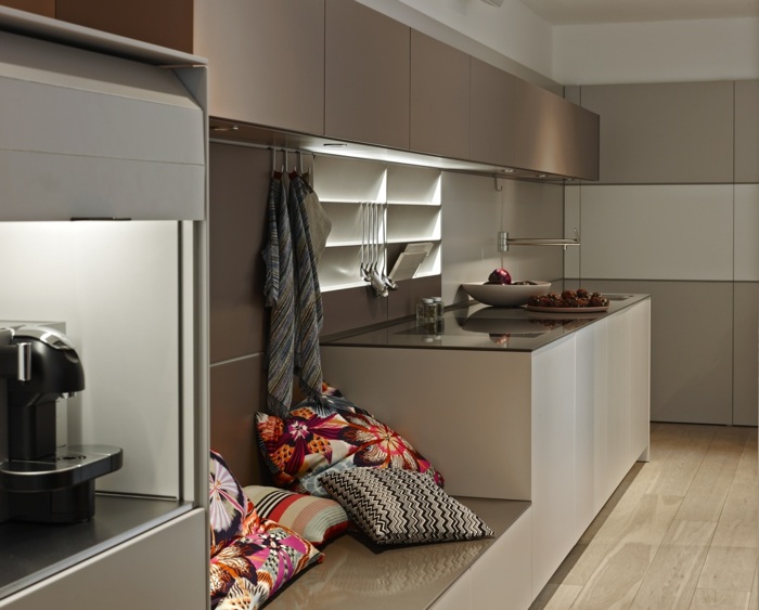 Dekoratívne vankúše-vybavená kávovarom-kuchyňa-Bulthaup