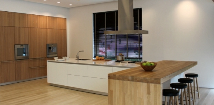 Drevená masívna podlahová stolička-kuchynský ostrov