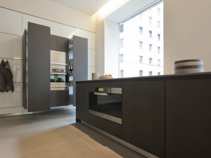 tmavá kuchyňa-by-Bulthaup-dlažba