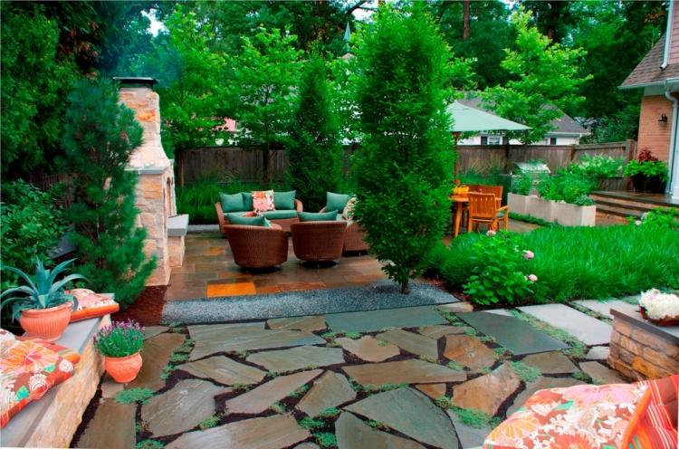 stromy-malá-záhrada-stĺpcovitý priestor na sedenie