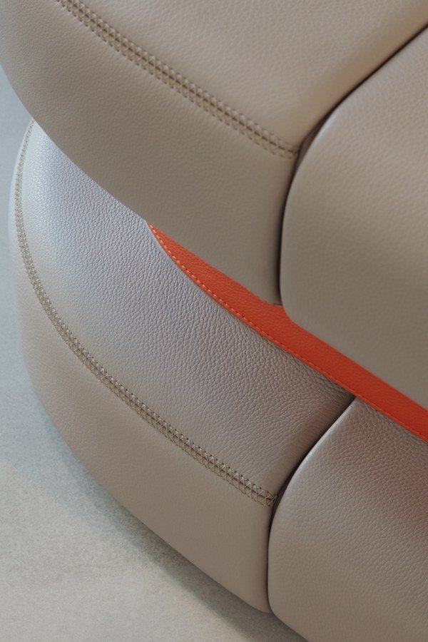 Matrac Marc-Newson s designovým lôžkom a výplňou z polyuretánovej peny