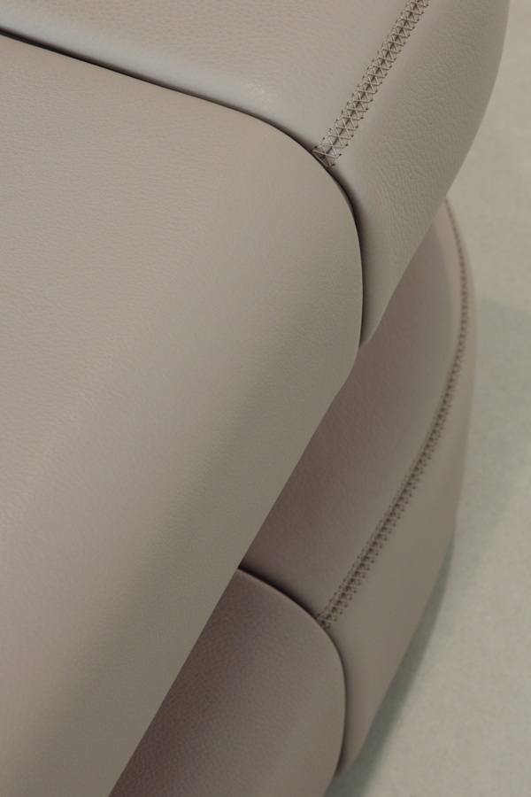 Čalúnenie poťahov z spodnej stavby dreva a výplne z penovej kože