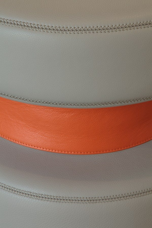 Marc Newson Nárazník do spálňového nábytku v spálni je moderný nábytok