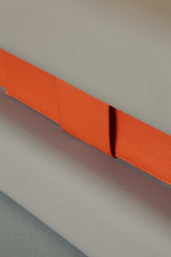 Kožený poťah na matrac, okolo všade oranžový okraj