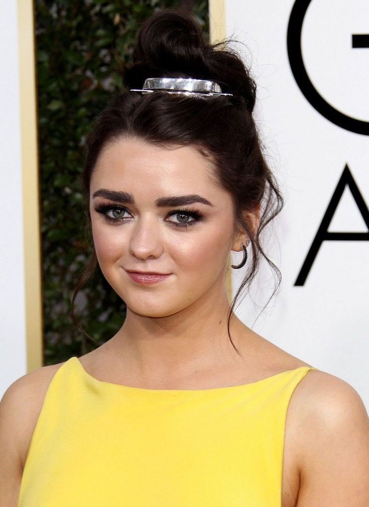 voľný drdol s drdolovou manžetou účes celebrity maisie williams
