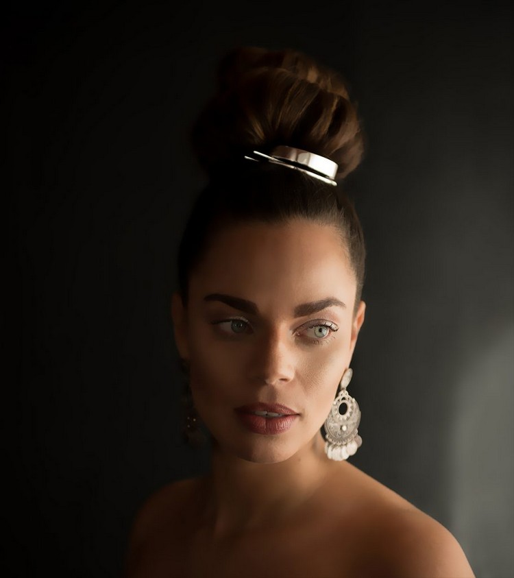 slávnostné updo vlasové doplnky drdol náušnice