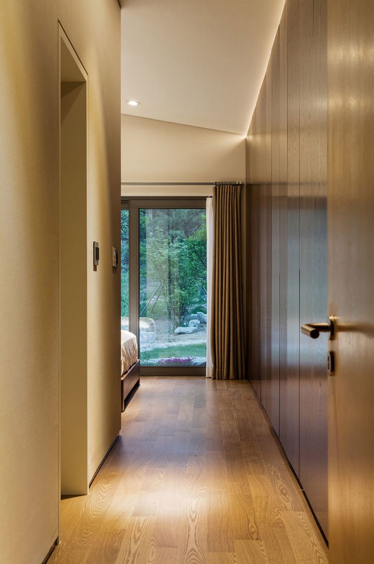 bungalov-dom-prírodný kameň-moderná-obývačka-hala-nepriame-osvetlenie