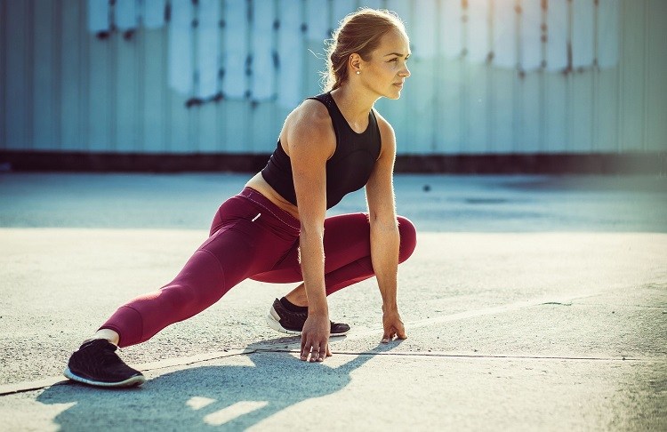 Bočné výpady precvičujú cvičenie na zadku a bruchu