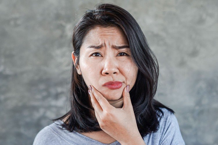 Cvičenia proti zveseným viečkam môžu napnúť pokožku tváre