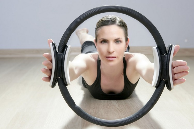 s pilatesovým kruhom je možné vykonávať cvičenia na chudnutie pilates