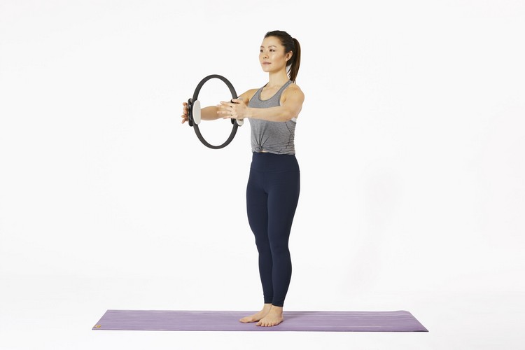 Cvičenie hornej časti tela pre domáce cvičenia s krúžkom pilates