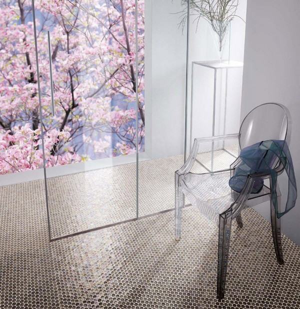 zaujímavý dizajn stien fialové dlaždice