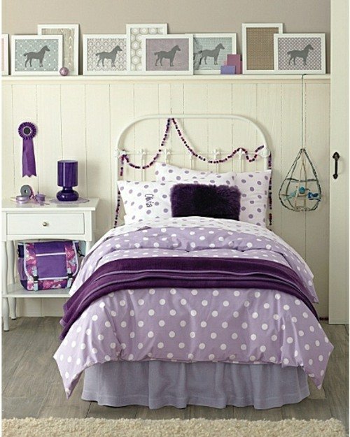 Dievča purpurová dekorácia miestnosti