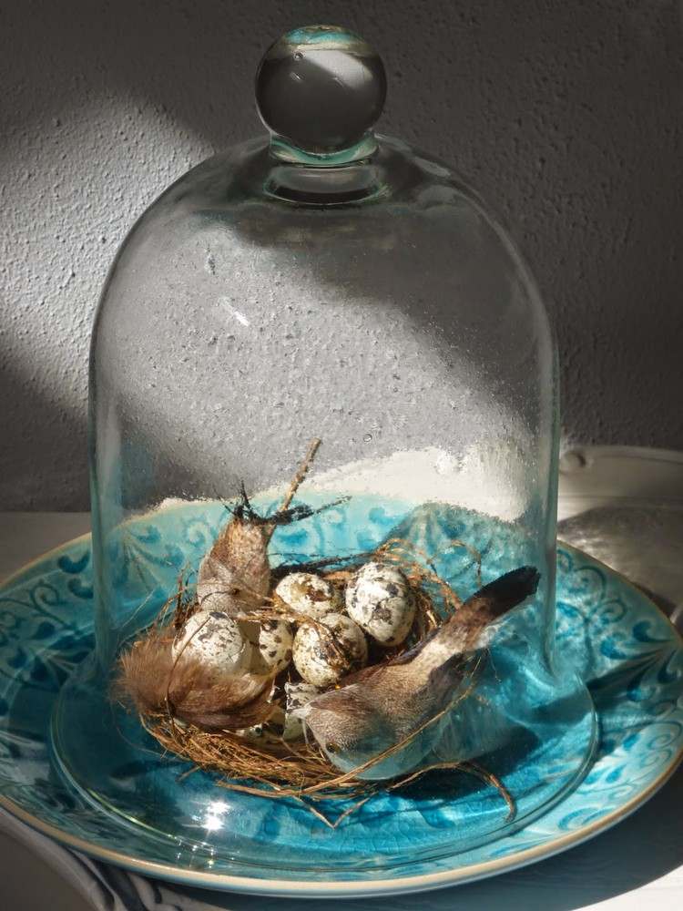 Dekorácia-nápady-veľkonočné-zvon-sklenené-hniezdo-prepeličie-vajíčko-tanier