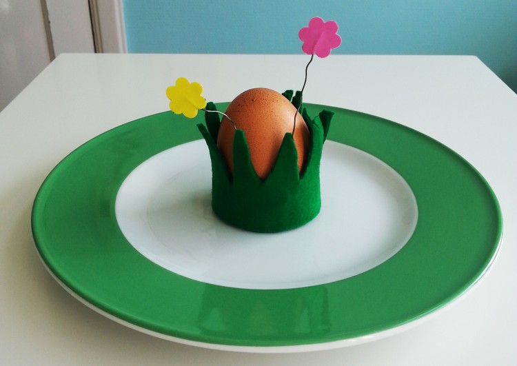 Nápady na dekoráciu pohára na veľkonočné vajíčko-filc-zelený-kvetinový drôt