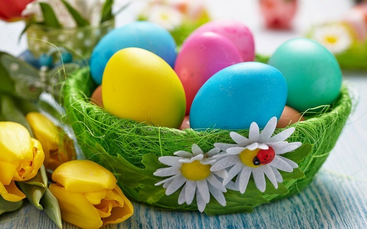 Dekorácia-nápady-veľkonočné-maľované-vajíčka-monochromatické-misa-art-grade