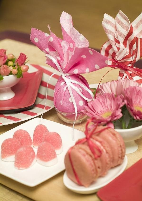 nápady veľkonočné dekorácie na stôl ružové zabalené vajíčko