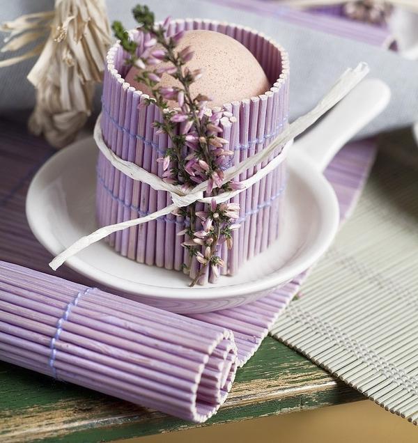 nápady na dekoráciu veľkonočný rozmarínový obal vajíčko fialová dekorácia stolu