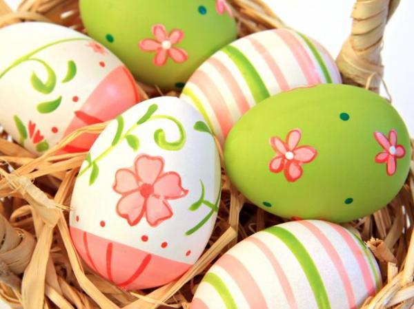 nápady na výzdobu veľkonočných vajíčok zdobia kvety farbou