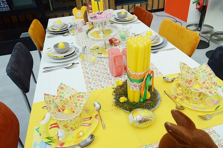 Nápady na dekoráciu na Veľkonočné žlté akcenty-etagere-sviečky-bežec-stôl-kvet-vzor