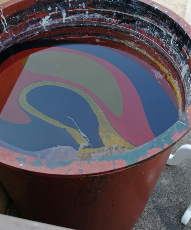 Vedierko maľujúci farebný dizajnový mramorový vzor taburetky Vedierková maľba farebnej dizajnérskej stoličky s mramorovým vzorom