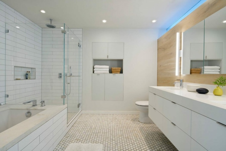 nápady na dekoráciu bieleho-kúpeľňového-dizajnu-vázy-žltého-dreveného obloženia