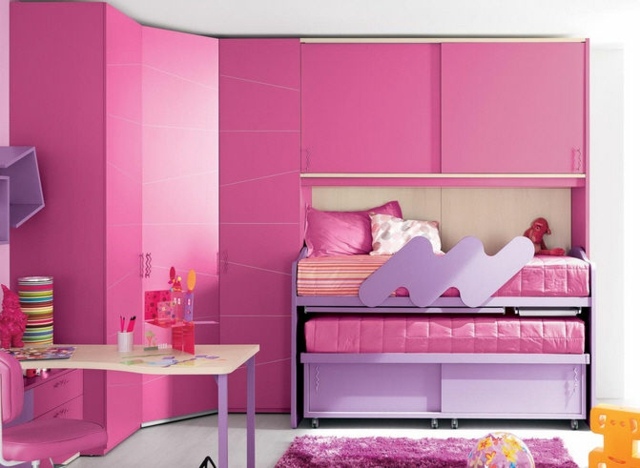 ružová detská izba vybavená loftovým boxom Rohová skriňa na úložný priestor v podkroví