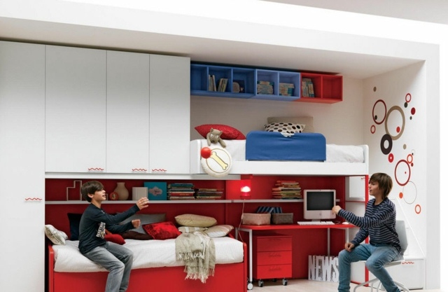 Detská izba dvaja chlapci zdieľajúci nástenné police s počítačovým stolom Chlapi rozdeľujú nástenné poličky nápady na dizajn počítačového stola, aby ušetrili miesto