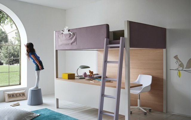 Nábytok do detskej izby, poschodová posteľ, stôl, svetlá izba Poschodový stôl, svetlý koberec v modrej farbe