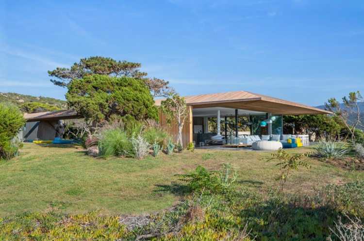 Farebný záhradný nábytok zdobí mnoho terás farebný nábytok moderná architektúra prázdninový dom dizajn ostrov Korsika