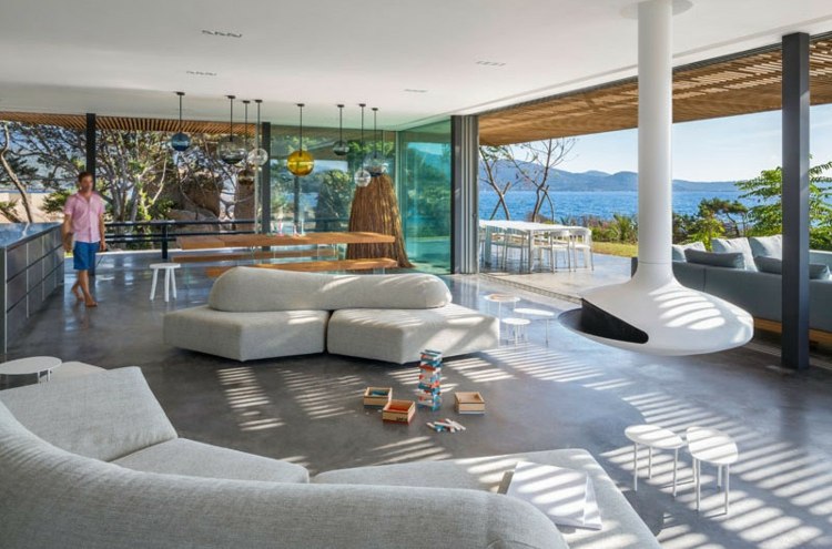 Nábytok v sivých tónoch do obývačky farebný nábytok-obývačka-zariadenie-krb-biela-predné okno