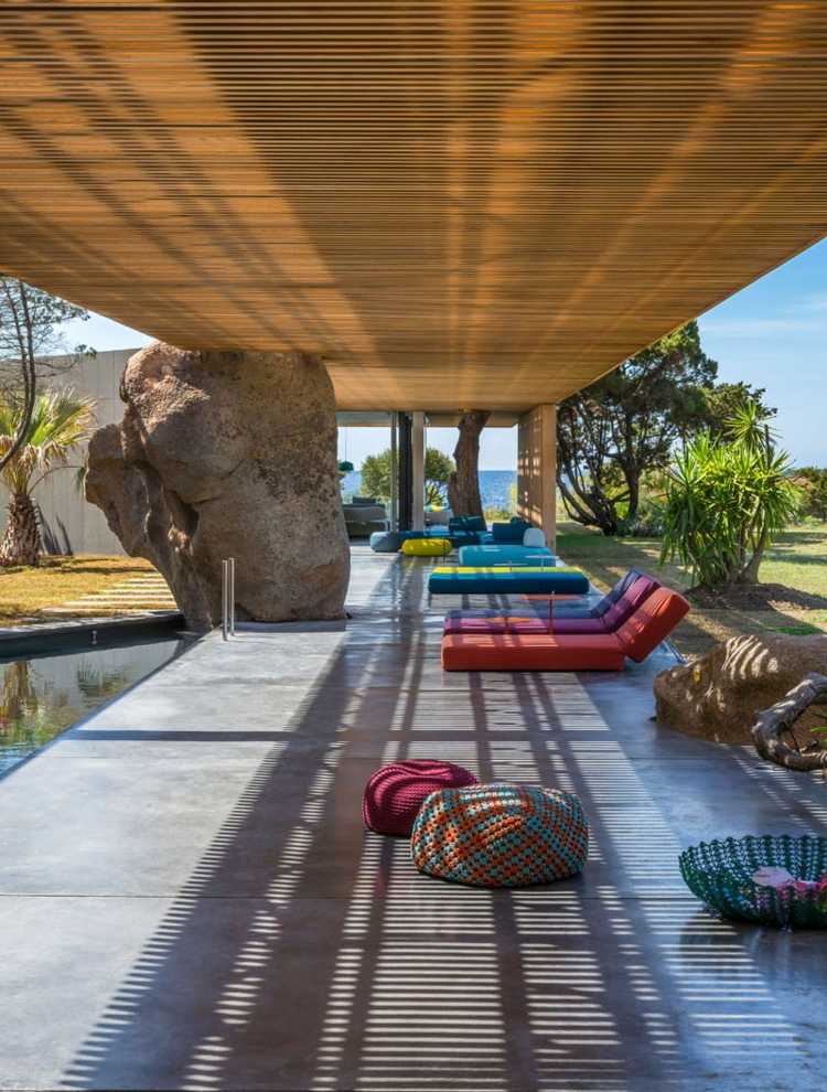 Farebné ležadlá a pufy farebný nábytok-strešná krytina-drevené terasové pufy-ležadlá