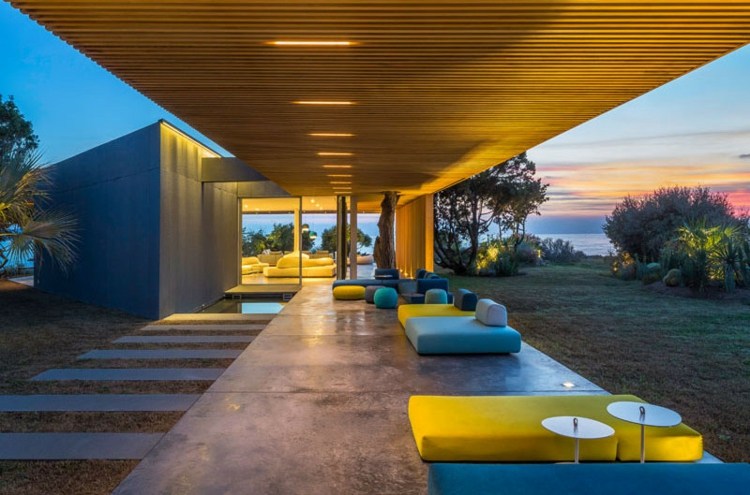 Skombinujte svetlé farby na nábytok farebný nábytok-farby-relax-žlto-modrá-aqua-záhradná cesta