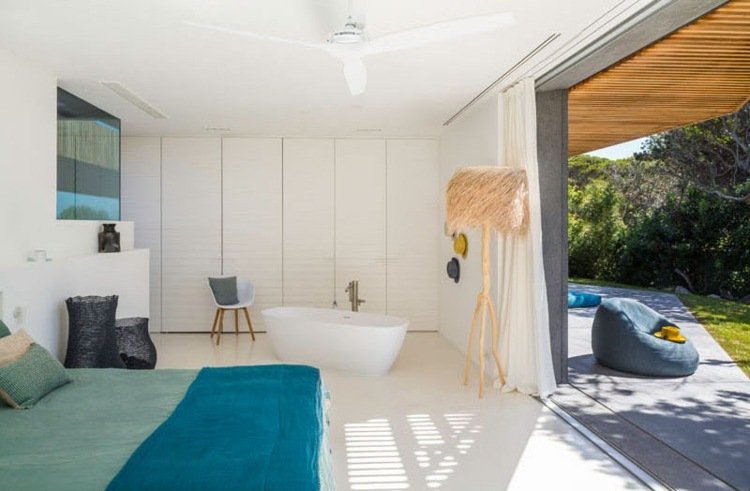 Vybavte neutrálny nábytok farebnými tkaninami farebný nábytok-moderný dizajn-modrá-tyrkysová-voľne stojaca vaňa