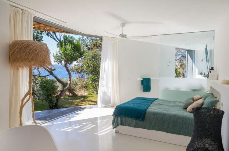 Farebný dizajn spálne farebný nábytok-zdobenie-spálňa-stojacia lampa-zrkadlová stena