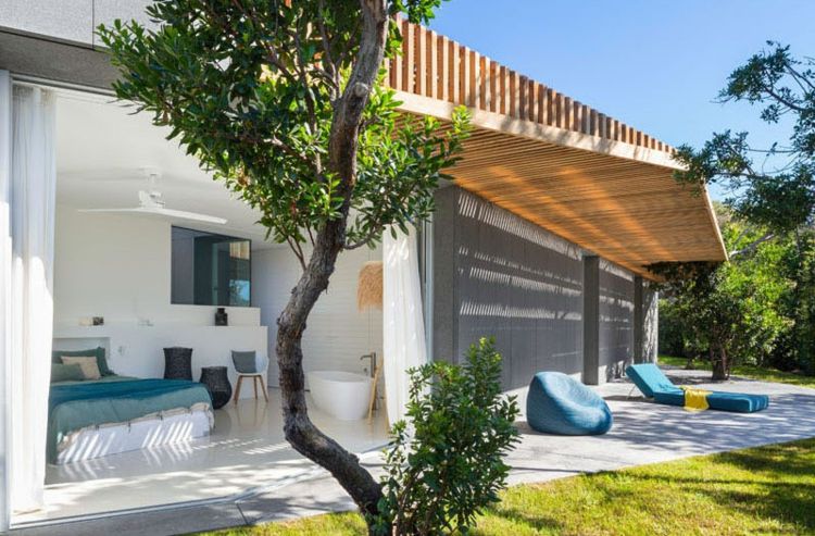 Farebne zladený nábytok pred spálňou farebný nábytok-vonkajšie-sedenie-plochy-kreslá-ležadlo-bohémsky-trávnik