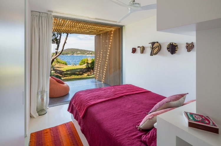 Posteľný nábytok je vybavený farebnými prehozmi farebný nábytok-ružová-spálňa-malá-vlastná-kúpeľňa-rohožka