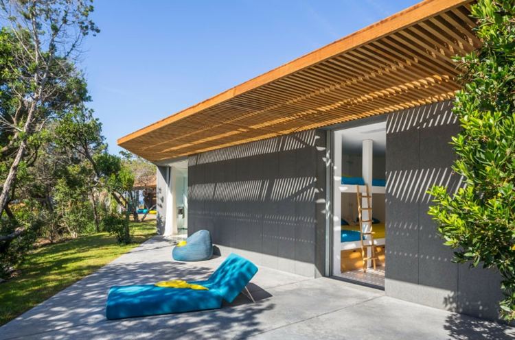 Farebný nábytok na terase farebný nábytok-záhradný nábytok-lehátko-terasa-sivá fasáda