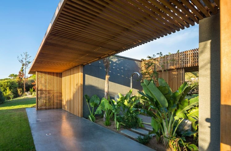 Farebný nábytok - vo vile je záhradná sprcha farebný nábytok-vonkajšia-záhradná-sprcha-rastliny-súkromie