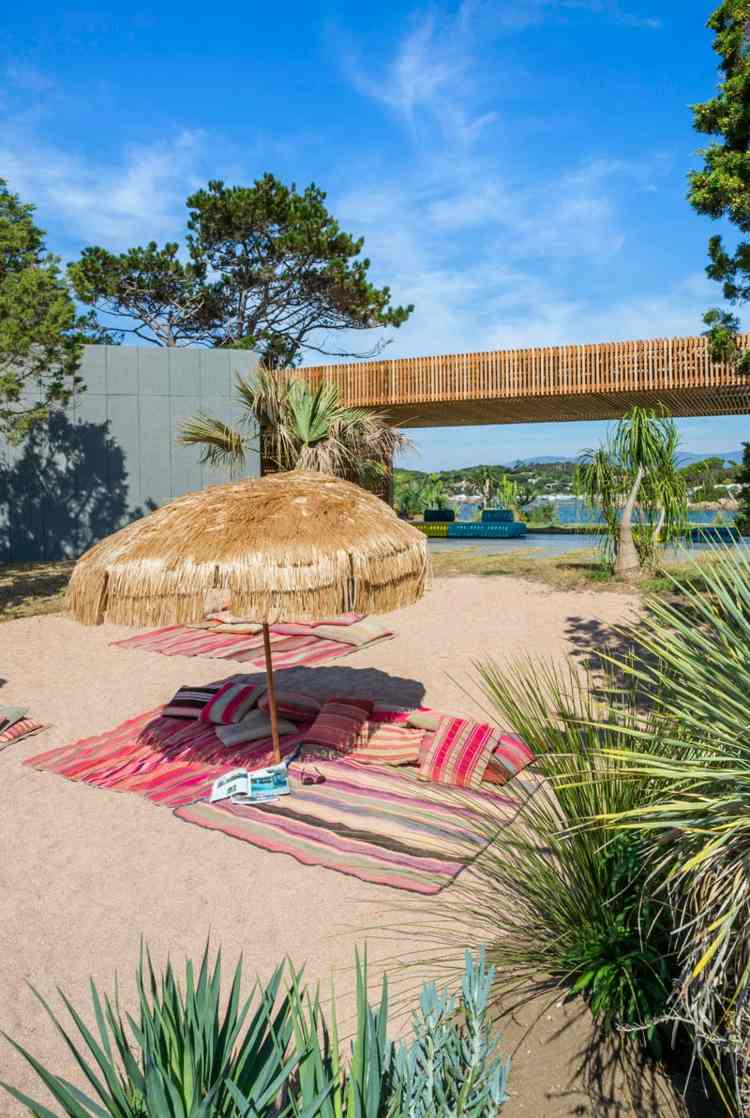 Farebné plážové osušky a slnečník farebný-nábytok-pergola-pláž-slnečník-piesok-korzica