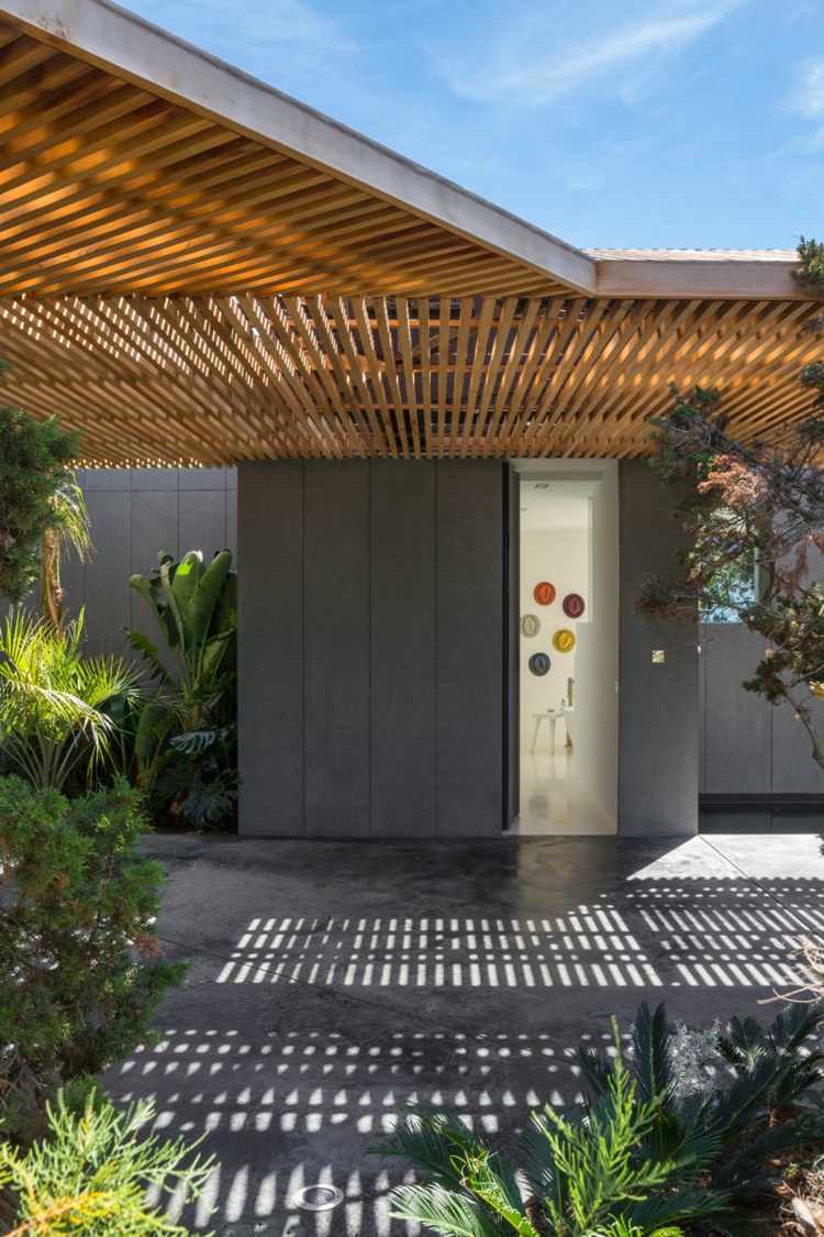 Farebné nástenné dekorácie za skrytými dverami farebný nábytok-skryté dvere-betón-fasáda-rastliny-bujný