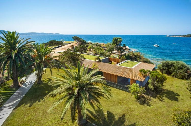 Vila s farebným nábytkom na polostrove polostrov