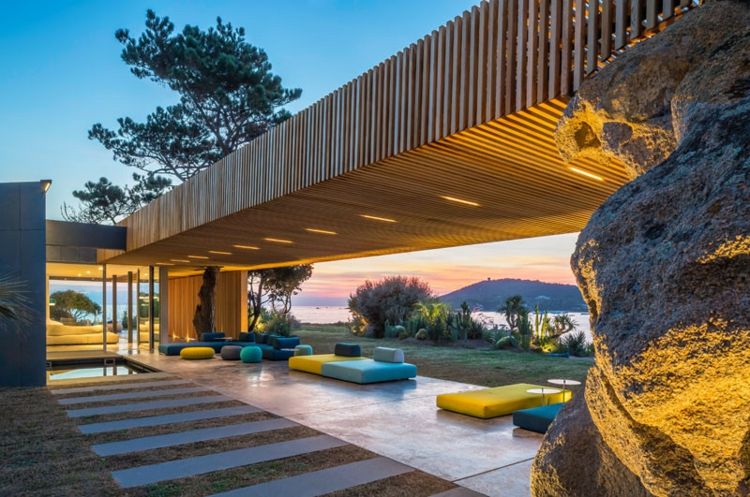 Farebný nábytok pre vnútorné i vonkajšie použitie farebný nábytok pergola-moderný-salónik-gauč-osvetlenie-minimalistický