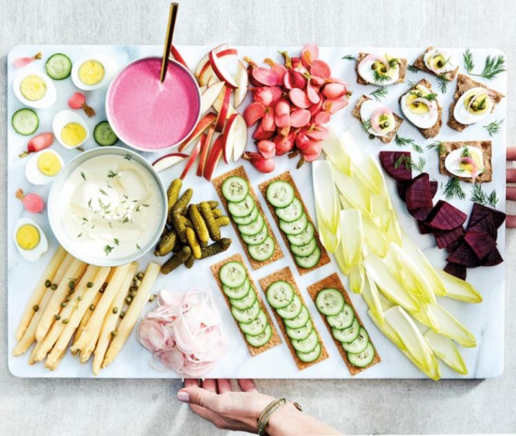 Usporiadajte farebné zeleninové taniere na večierok s Creme Fraichet Dip